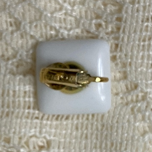 White Lucite TRIFARI Clip VTG earrings Square Simple GrannyCore Costume Signed - Picture 5 of 7